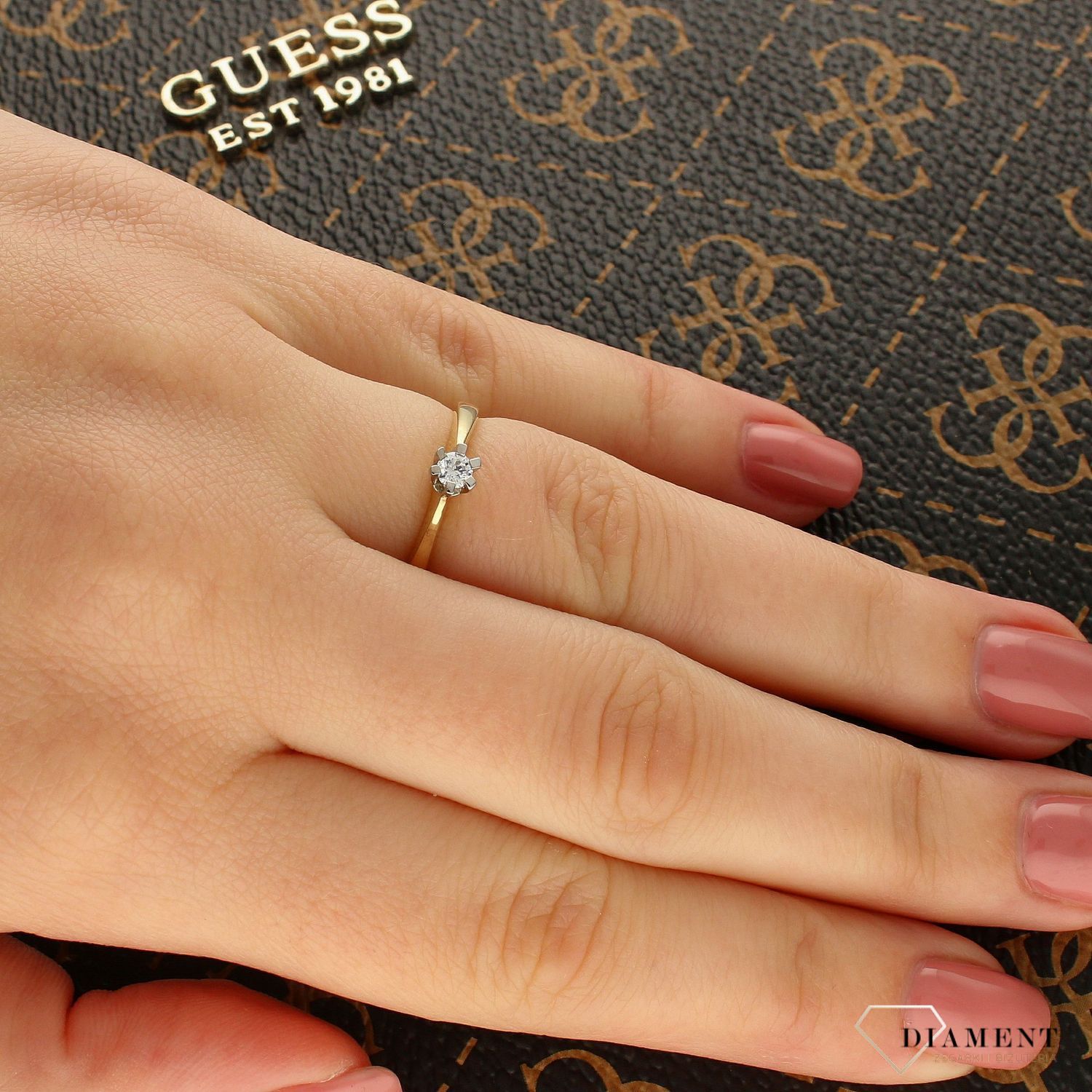 Złoty pierścionek zaręczynowy z cyrkonią Efektowne zaręczyny PI 259. Złoty pierścionek 333 zaręczynowy z jedną cyrkonią ozdobiona koroną o ażurowej formie. 1.jpg